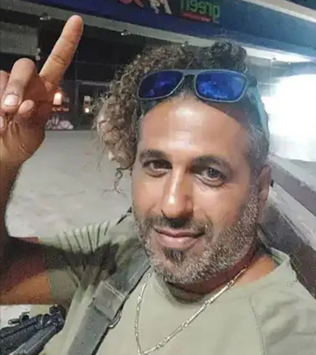 تظهر الصورة باراك تساتش ، 40 عامًا ، من Petach Tikva ، متظاهرًا أمام الكاميرا