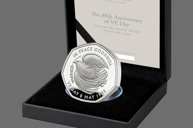 عملة إثبات الفضة بين 50p ve اليوم من Royal Mint 
