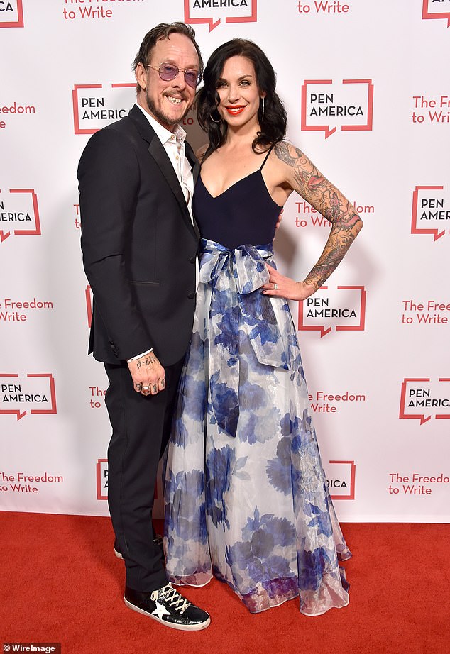 في الصورة: وصل سكوت شرينر وجيليان لورين إلى حفل Pen America 2018 Litfest في فندق Beverly Wilshire Four Seasons في 2 نوفمبر 2018 في بيفرلي هيلز ، كاليفورنيا