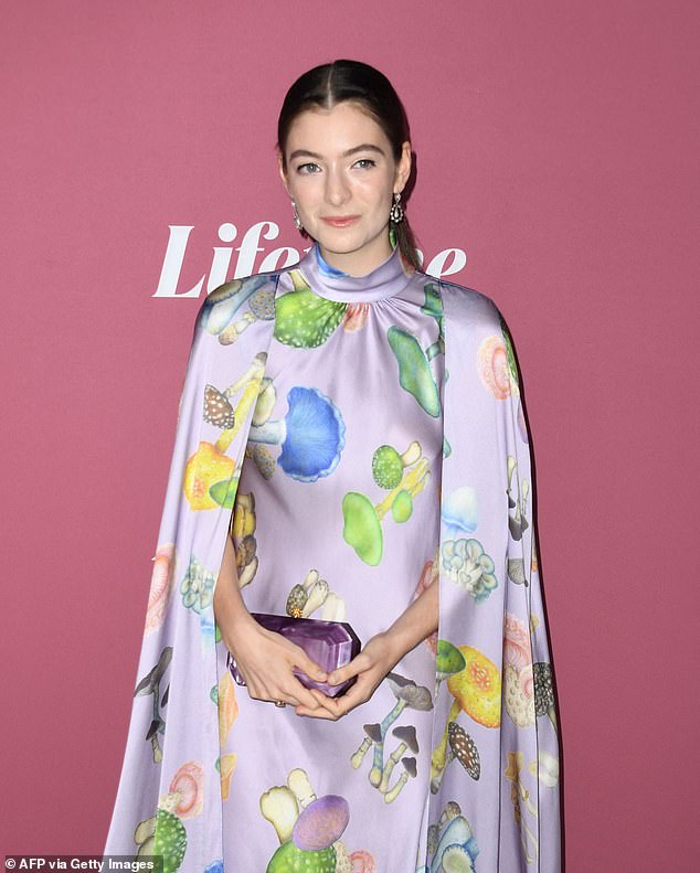 يأتي بعد أن أصدرت Lorde أول موسيقى جديدة لها في أربع سنوات ، وهي أغنية ما كانت
