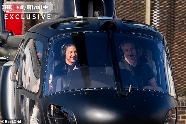 في هذه الأثناء ، أظهرت كروز نجمة Gun Top Gun Offics Man Mance وهو يطول على المروحية