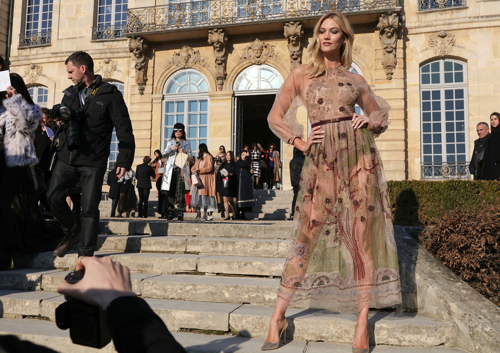 قد تحتوي الصورة على Karlie Kloss Human Human Clothing Apparel Flagstone Robe Fashion Presal With and Vonger