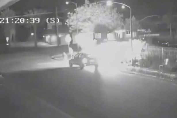 لقطات CCTV للسيارة والامرأة في النار