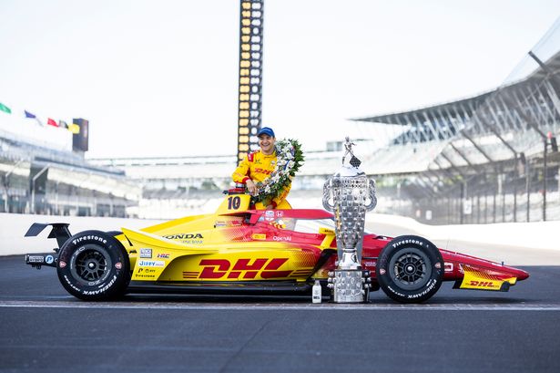 يطرح أليكس بالو للصور مع رقاقة Ganassi Racing Honda بعد فوزه بـ 2025 Indy 500