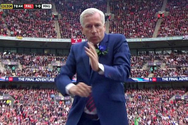 رقص آلان باردو الشهير للاحتفال بكأس الاتحاد الإنجليزي لكأس Crystal Palace - فقط لكي يخسروا النهائي