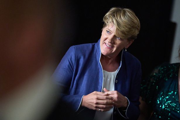 Clare Balding في قمة بيضاء وسترة زرقاء في Baftas 2025.