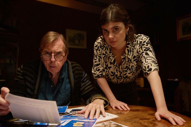 Timothy Spall و Gwyneth Keyworth على طاولة يبحثان معًا في الصور الفوتوغرافية في وادي الموت في بي بي سي.
