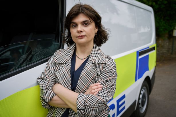 Gwyneth Keyworth في قمة زرقاء وسترة منقوشة في صورة ترويجية لوادي الموت في بي بي سي.