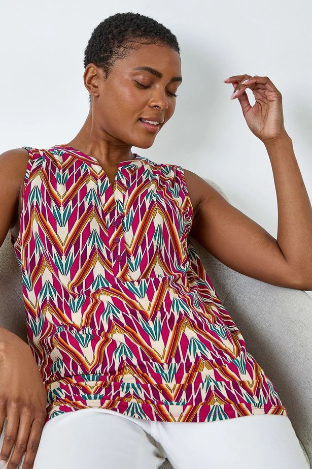 Cerise Ocleveless v-neck floral button top top