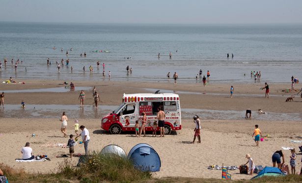 الناس في شاطئ Portmarnock