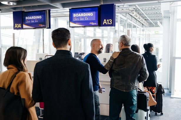 ينتظر خط من الركاب بصبر في بوابة محطة المطار على متن رحلة ، ومسافرين يتحدثون أثناء انتظارهم في الطابور.