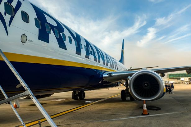 Stansted ، Essex ، المملكة المتحدة - 7 سبتمبر 2024: A Ryanair Boeing 737 متوقفة على مدرج المطار في مطار ستانستيد في إسيكس ، المملكة المتحدة