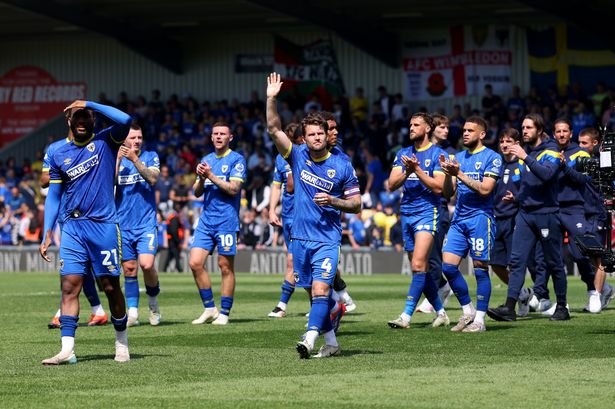 يظهر جيك ريفز ولاعبي AFC Wimbledon تقديرًا للجماهير بعد فوزهم 1-0 بعد أن لعب Sky Bet League المباراة نصف النهائية في المباراة الثانية بين AFC Wimbledon و Notts County