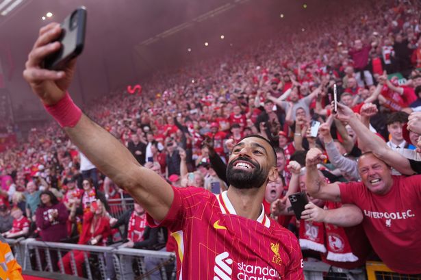 محمد صلاح يحتفل مع صورة شخصية ليفورنج ليفربول ضد توتنهام هوتسبور