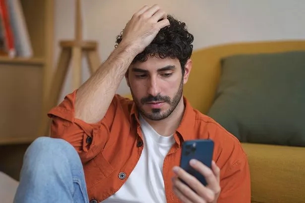 رجل يفحص هاتفه