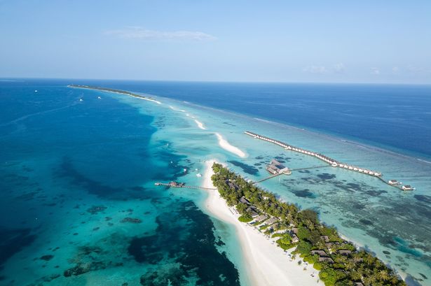 Dhigurah ، Maldives - March 24 2024: Aerial of a Luxury Resort في South Ari Ari في جزر المالديف