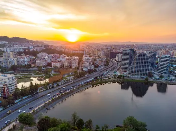 تيرانا من الطائرات بدون طيار ، بحيرة سكاي الاصطناعية الدرامية ، العاصمة الألبانية في غروب الشمس