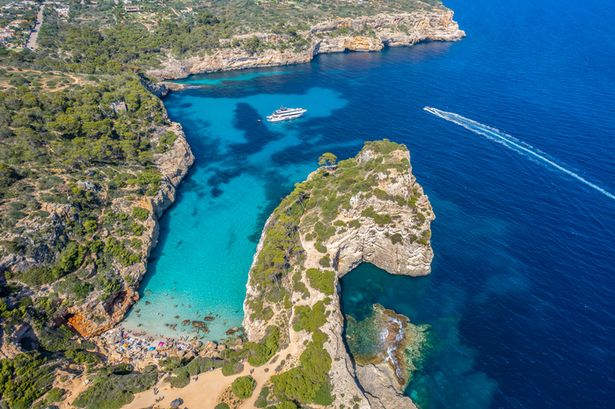 منظر جوي مع Calo des Moro ، شريحة منعزلة من الجنة مع المنحدرات المذهلة والمياه الكريستالية ، مثالية للهروب المثالي في مايوركا