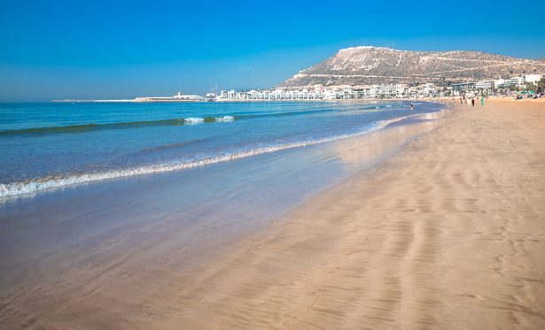 شاطئ Agadir على ساحل المحيط الأطلسي في الصيف مع الرمال الصفراء والمياه الفيروزية في المغرب