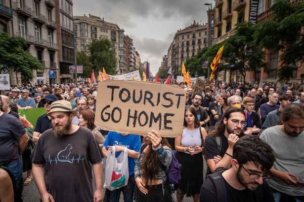 برشلونة ، كاتالونيا ، إسبانيا - 2024/06/19: شوهد لافتة مكافحة السياحة في وسط المظاهرة. تجمع الآلاف من الناس في شارع Aragón للاحتجاج على معرض Formula 1 للسيارات ومهرجان المعجبين في وسط المدينة الذي تسبب في اختناقات مرورية هائلة وتلوث الهواء. يطالب المتظاهرون بعدم أن تكون المدينة للبيع للعلامات التجارية الكبرى النخبة. (تصوير Paco Freire/SOPA Images/lightrocket عبر Getty Images)