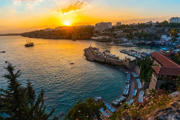 قوارب على ميناء البحر في أنطاليا ، تركيا.