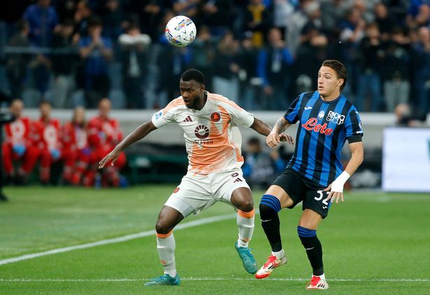 إيفان نديكا (L) خلال Atalanta vs Roma