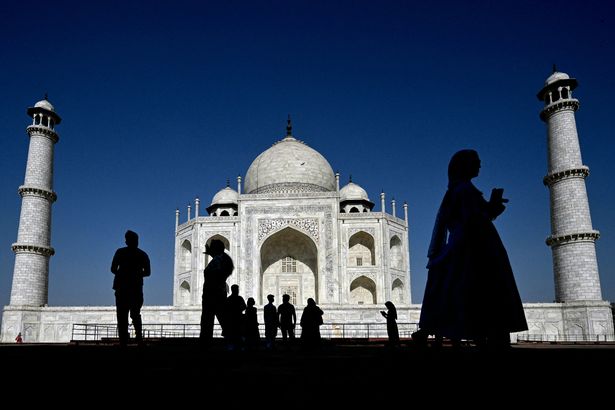 Topshot - يزور السياح Taj Mahal في أغرا في 23 أبريل 2025 (تصوير Arun Sankar / AFP) (تصوير Arun Sankar / AFP عبر Getty Images