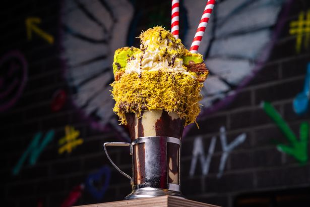 Black Tap Craft Burgers Dubai Chocolate Crazyshake يشمل Kadayif ، كريمة الفستق وحتى شريحة كاملة من الكعكة