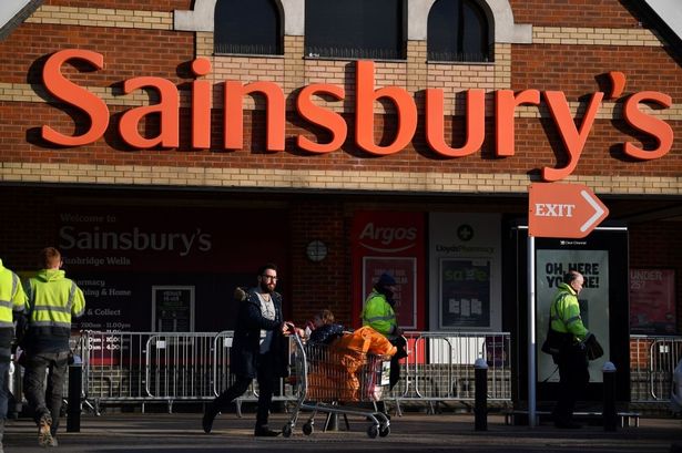 يترك المتسوق سوبر ماركت في Sainsbury في Tunbridge Wells في 7 يناير 2021. - قام Sainsburys بترقية توقعات الأرباح بمقدار 60 مليون جنيه إسترليني بعد زيادة مبيعات الشمبانيا وشرائح اللحم وغيرها من المواد الغذائية الفاخرة التي قادت مبيعاتها أقوى من المبيعات المتوقعة خلال عيد الميلاد والعام الجديد. (تصوير بن ستانسال / AFP) (تصوير بن ستانسال / AFP عبر Getty Images)
