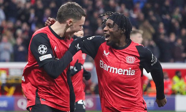 يحتفل Florian Wirtz (L) من Bayer Leverkusen بعد الهدف الأول مع Jeremie Frimpong من Bayer Leverkusen خلال مباراة MD8 في دوري أبطال أوروبا UEFA 2024/25 بين باير 04 ليفركوسن و AC Sparta Praha في Bayarena في Bayarena في Bayarena