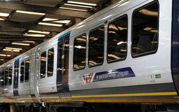 أول قطار SWR يحمل العلامة التجارية Great British Railways