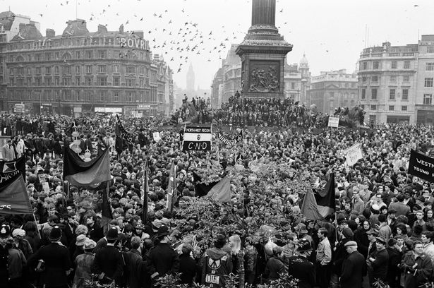 CND March في لندن. في الصورة ، منظر عام للحشد الكبير في ميدان الطرفار. 11 أبريل 1966.