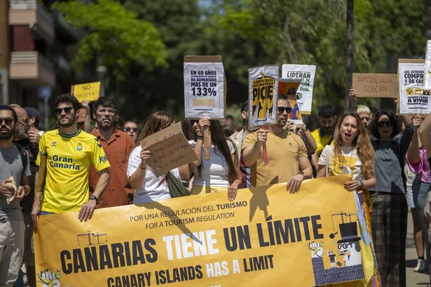 يتجمع حوالي 50 شخصًا أمام Sagrada Familia تحت شعار "Canarias Tiene un Limite" ("جزر الكناري لها حد") في برشلونة ، إسبانيا في 18 مايو 2025. 