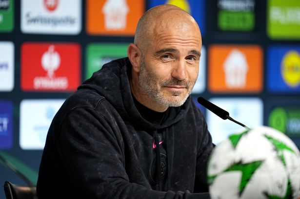 يتحدث Enzo Maresca ، مدير تشيلسي ، إلى وسائل الإعلام خلال مؤتمر صحفي قبل نهائي دوري المؤتمرات في الاتحاد الأوروبي لكرة القدم