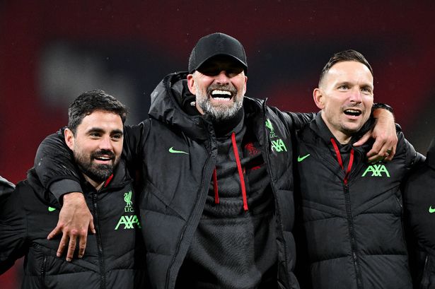 لندن ، إنجلترا - 25 فبراير: يحتفل Jurgen Klopp (C) مع Pep Lijnders (R) ، بعد فوز ليفربول في نهائي كأس كاراباو في عام 2024