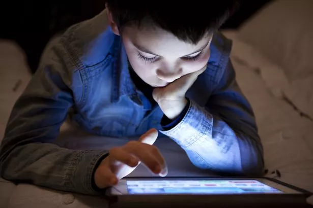 يقول الخبير إن الوصول المستمر إلى التحفيز الرقمي يمكن أن يجعل العالم الحقيقي مخيفًا