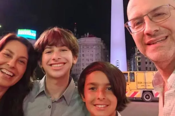أمي لورا وأبي برناردو وأبنائهم إيان وإيفو