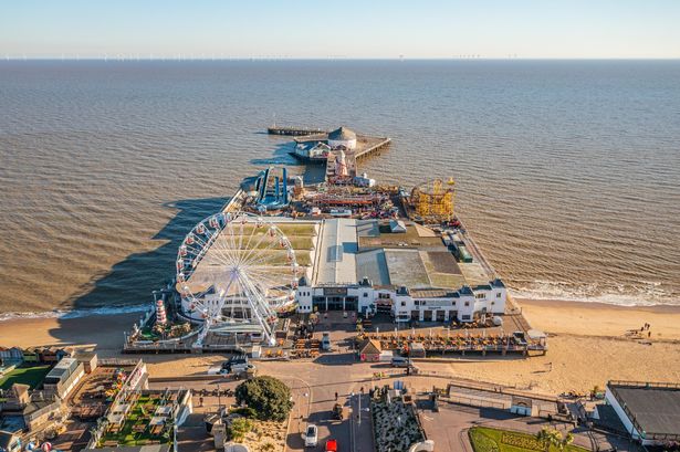 الصورة الجوية من طائرة بدون طيار تم التقاطها في فبراير 2023 من Pier Clacton-On-Sea ومقرها Essex ، المملكة المتحدة. يعود الرصيف إلى عام 1871.