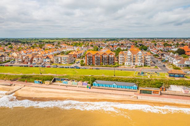 الصورة الجوية من طائرة بدون طيار من الواجهة البحرية في Clacton-On-Sea في Essex ، المملكة المتحدة.