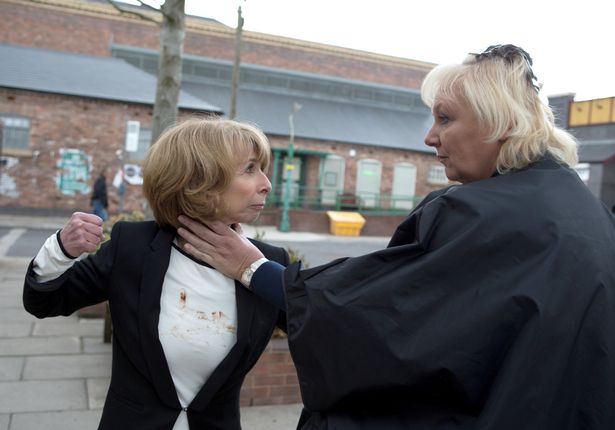 (R) Eileen (Sue Cleaver) و (L) Gail Rodwell (Helen Worth) خلال واحدة من العديد من تداعيات الشاشة