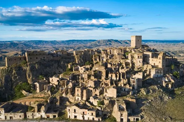 منظر جوي لـ Craco ومبانيه