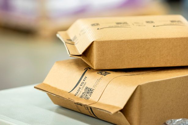 Amazon هي آلات التداول التي تصنع الصناديق لتناسب حجم المنتجات الدقيقة 