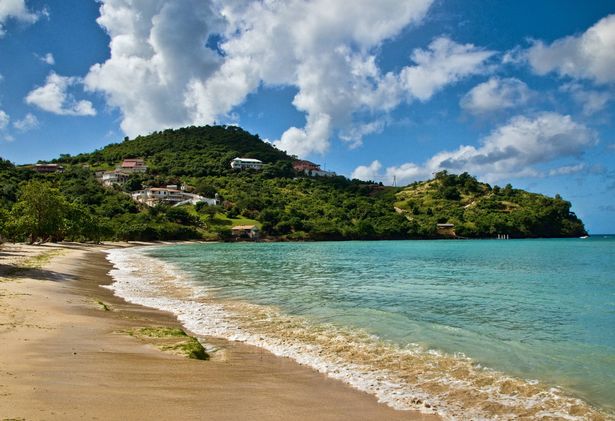 الأمواج والرمال في Morne Rouge Beach ، جزيرة غرينادا ، جنوب البحر الكاريبي.