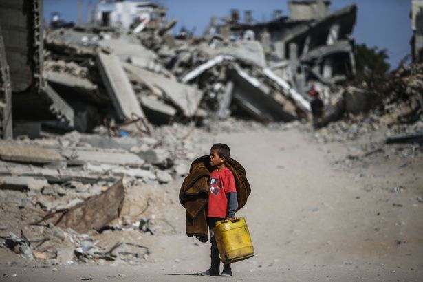 يغادر الفلسطينيون في معسكر جاباليا للاجئين منازلهم بسبب الهجمات الثقيلة المستمرة من قبل الجيش الإسرائيلي 
