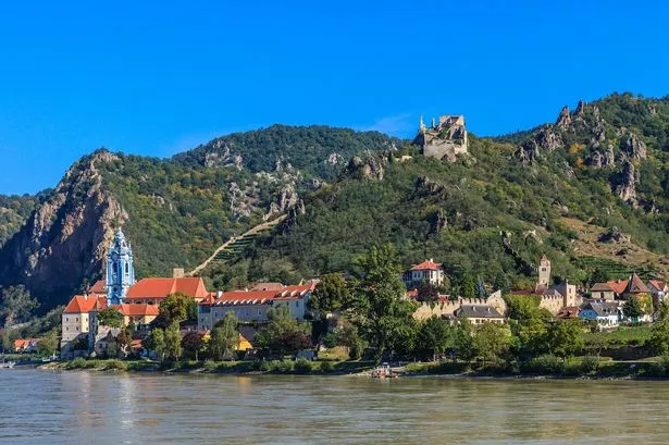 صورة Dürnstein التي تظهر الماء والمناظر الطبيعية المحيطة
