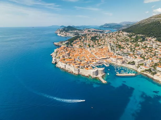 Dubrovnik هي مدينة ساحلية جميلة بشكل مذهل تقع في الجزء الجنوبي من كرواتيا ، على حدود البحر الأدرياتيكي. غالبًا ما يشار إليها باسم "لؤلؤي الأدرياتيكي" ، تشتهر دوبروفنيك بمدينتها القديمة الساحرة ، وجدران المدينة القديمة ، والتراث الثقافي الغني. تتمتع المدينة بتاريخ رائع يعود إلى القرن السابع ، وقد كان بمثابة مركز تجاري رئيسي لعدة قرون. Dubrovnik هو موقع التراث العالمي لليونسكو وقد ظهر في العديد من البرامج التلفزيونية والأفلام الشهيرة ، بما في ذلك "Game of Thrones". بفضل شواطئها الخلابة ، والهندسة المعمارية المذهلة ، والتاريخ الغني ، أصبحت دوبروفنيك وجهة سياحية شهيرة ، وجذب الزوار من جميع أنحاء العالم الذين يأتون للاستمتاع بجمالها الطبيعي والمناخ الدافئ وسحر البحر الأبيض المتوسط.