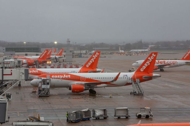 صورة طائرات EasyJet على مدرج مدرج