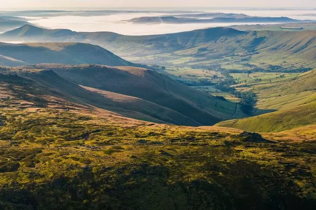 أعلى الكشافة في Derbyshire في جبل ماونتر كما هو موضح مع منظر مرتفع للمورز البري في جنوب بينينز ومنطقة Peak ، Derbyshire ، إنجلترا ،