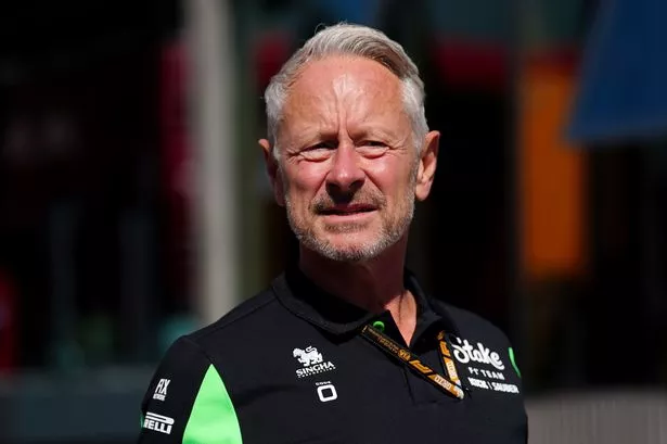 مديرة فريق Sauber F1 Jonathan Wheatley يحوّن وهو ينظر في اتجاه الشمس في الحلبة