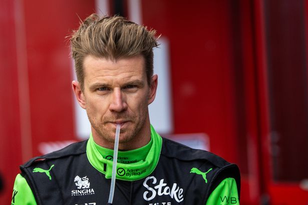 يشرب سائق Sauber Nico Hulkenberg من زجاجة الماء أنه كان يمشي في الحلبة